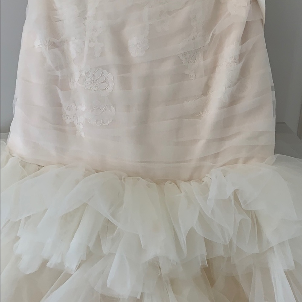 VERA WANG WEDDING DRESS -ADDITIONAL PHOTOS - Picture 7 of 7